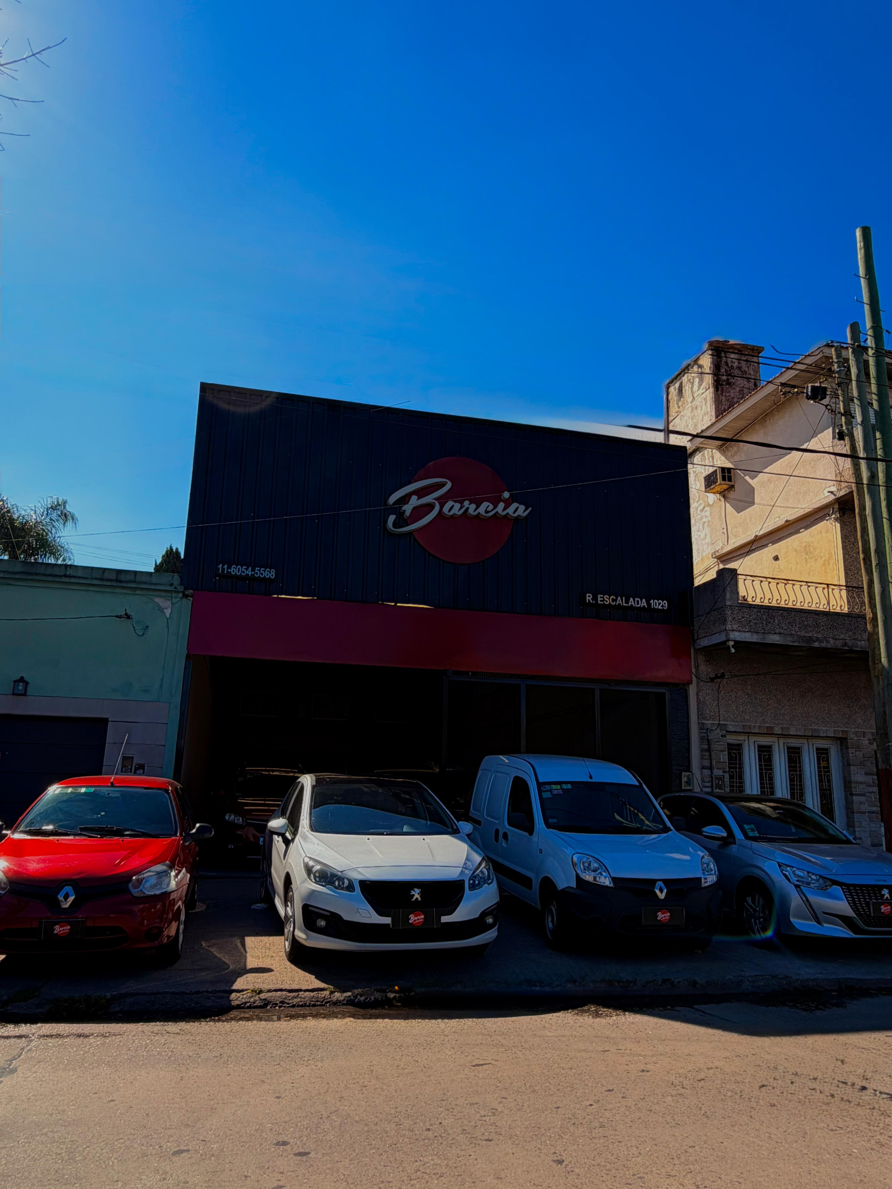 Frente de Automotores Barcia con autos